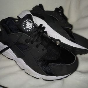 Are Huarache by Nike women's tennis shoe.